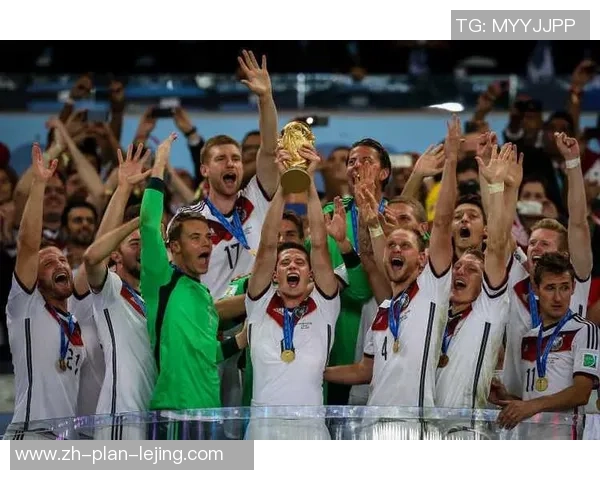 足球放火引发的热议与反思：运动激情与安全底线的碰撞